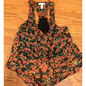 ✨3/$12✨ Cute floral & flowy top!